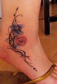 kaki kecil tato bunga segar dan cantik