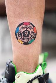 小腿上一幅个性足球纹身图案