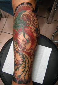 Colorido tatuaje de Phoenix en la pantorrilla
