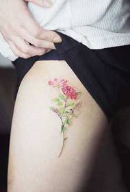 Patrón de tatuaje floral con bo aspecto da coxa