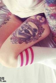 Benfärg vackert tatueringsmönster