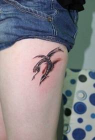 крака личност добре изглеждащ змийски татем татуировка