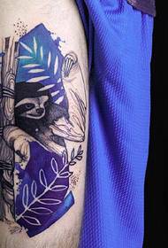 Patró de tatuatge de mapache pintat amb cuixes