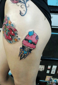 personības ķiršu un saldējuma tetovējums uz augšstilba