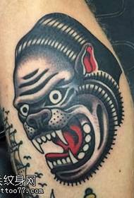 Patrón de tatuaje de gorila en la pantorrilla