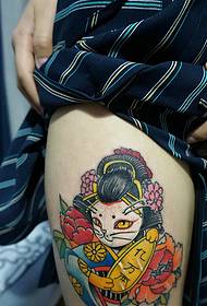 een schattige bloemkat tattoo-afbeelding aan de buitenkant van de dij