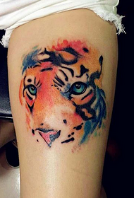 ragazza tinta di colore tigre testa tatuaggio di mudellu