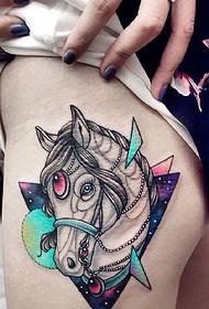 Zodiac Horse e nang le tattoo e ntle ea linaleli ea jeometri