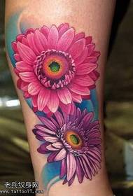 Lábak gyönyörű virág tetoválás minta