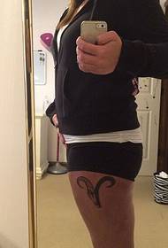 djevojka Ovan tetovaža dizajnirana na bedru