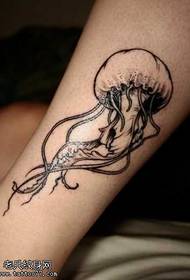 Krásne tetovanie medúzy na nohách