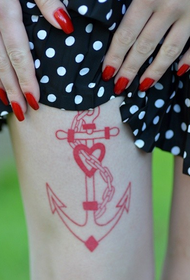sieviešu kājas skaists sarkanā enkura tetovējums