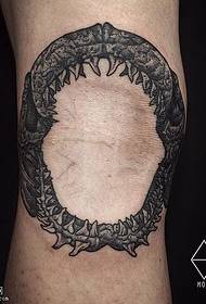 Veliki uzorak tetovaže zuba morskog psa na nozi