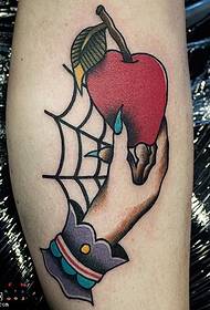 Obuolių tatuiruotės modelis rankoje ant blauzdos