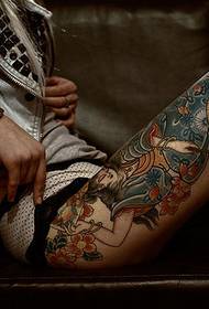tatuaż noga portret kobiety