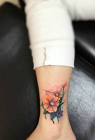 fallende pragtige tatoeëring van blomme op blote voete