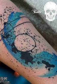 Wzór tatuażu akwarela na łydce