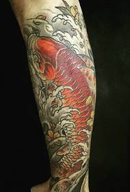 tatuaje vibrante de la carpa roja de la pantorrilla