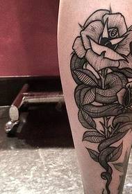 Leg fekete-fehér virág tetoválás kép gyönyörű szép