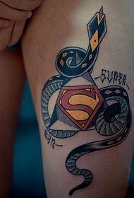 Radošs Supermena zīmogs ar čūskas tetovējumu