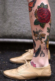 bolboreta con patrón de tatuaxe de rosa vermella