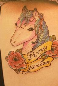 腿上漂亮可愛的馬紋身