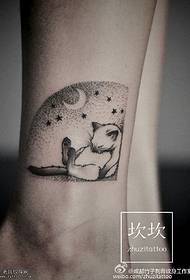 小腿的点刺猫纹身图案
