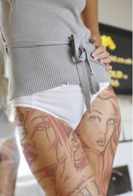 tatuaż piękna dziewczyna z kreskówek na pięknym udzie 39044 - Wzory tatuażu nóg Kompleksowe uznanie Atlas