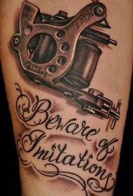 Узорак тетоваже машинске тетоваже на бедру