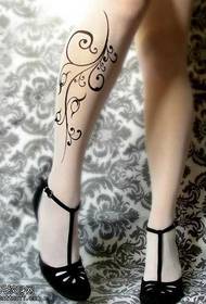 Прост черно-бяла линия татуировка модел на краката