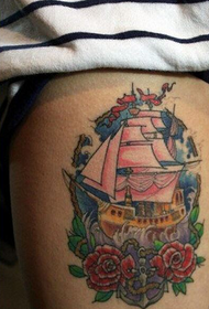 Fashionabla kvinnliga ben med trevlig färg segelbåt ros tatuering