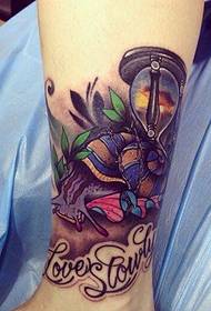 uzorak tetovaža puževa pješčanog sata u boji nogu