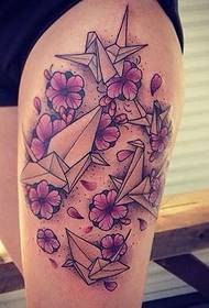 花瓣和千紙鶴性感的腿紋身圖片