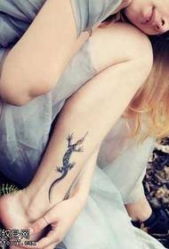Leg lyts gekko-tatoeëringspatroan