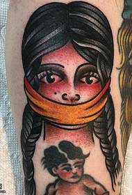 Klein meisje tattoo patroon op kalf