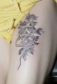 Татуировка богиня бедра свежий и натуральный цветок тату