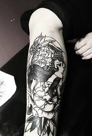 nježna crno-bijela cvjetna slika 妓 tetovaža nogu