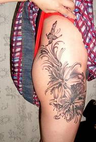 hermosas flores en los hermosos muslos tatuaje