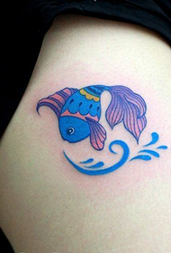 маленька і красива картина татуювання риби жіночої ноги