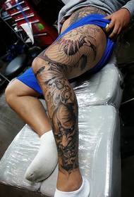 et billede af en typisk tatovering, der dækker hele benet til venstre