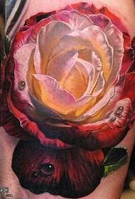 Csavart virág tetoválás minta a lábakon