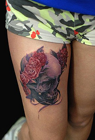 dona de cames patró de tatuatge de crani de flors glamurosa