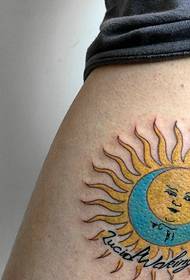 tatuagem de sol personalidade na coxa