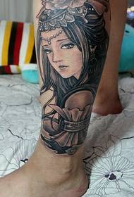 seorang gadis cantik dengan tato indah di kakinya sangat unik