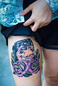 Ženske noge modne tetovaže ruže Wang Xingren