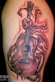 Glad gitar tatoveringsmønster på låret