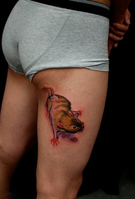 model de tatuaj de șoarece drăguț pe coapsă