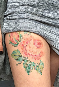 tato kaki perempuan naik lintas-stitch