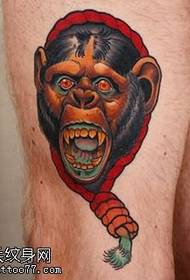 Patrón de tatuaje de orangután en el muslo