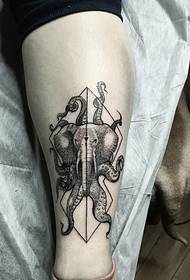 gamba tatuaggio bianco e nero baby elefante foto piena di personalità